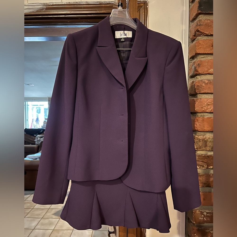 Women’s 2 piece suit. LE Suit Size 6